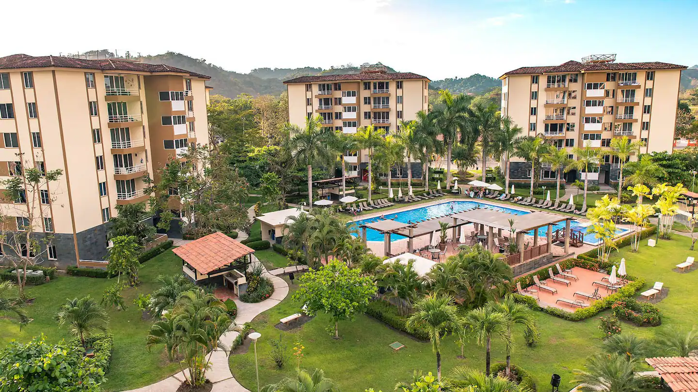 Vista aérea del condominio con piscina y jardines